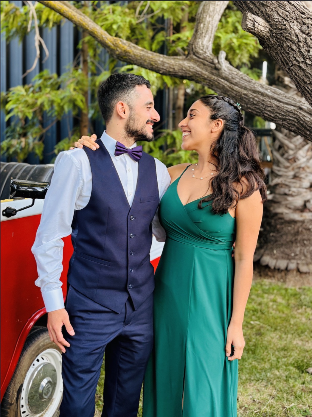 Kevin y Belén junto al carro rojo